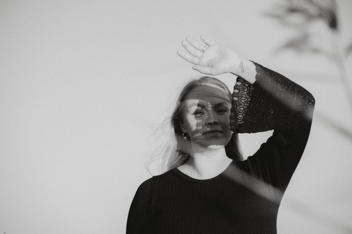 Heidi Väisäsen kuvaama mustavalkoinen odotuskuva.