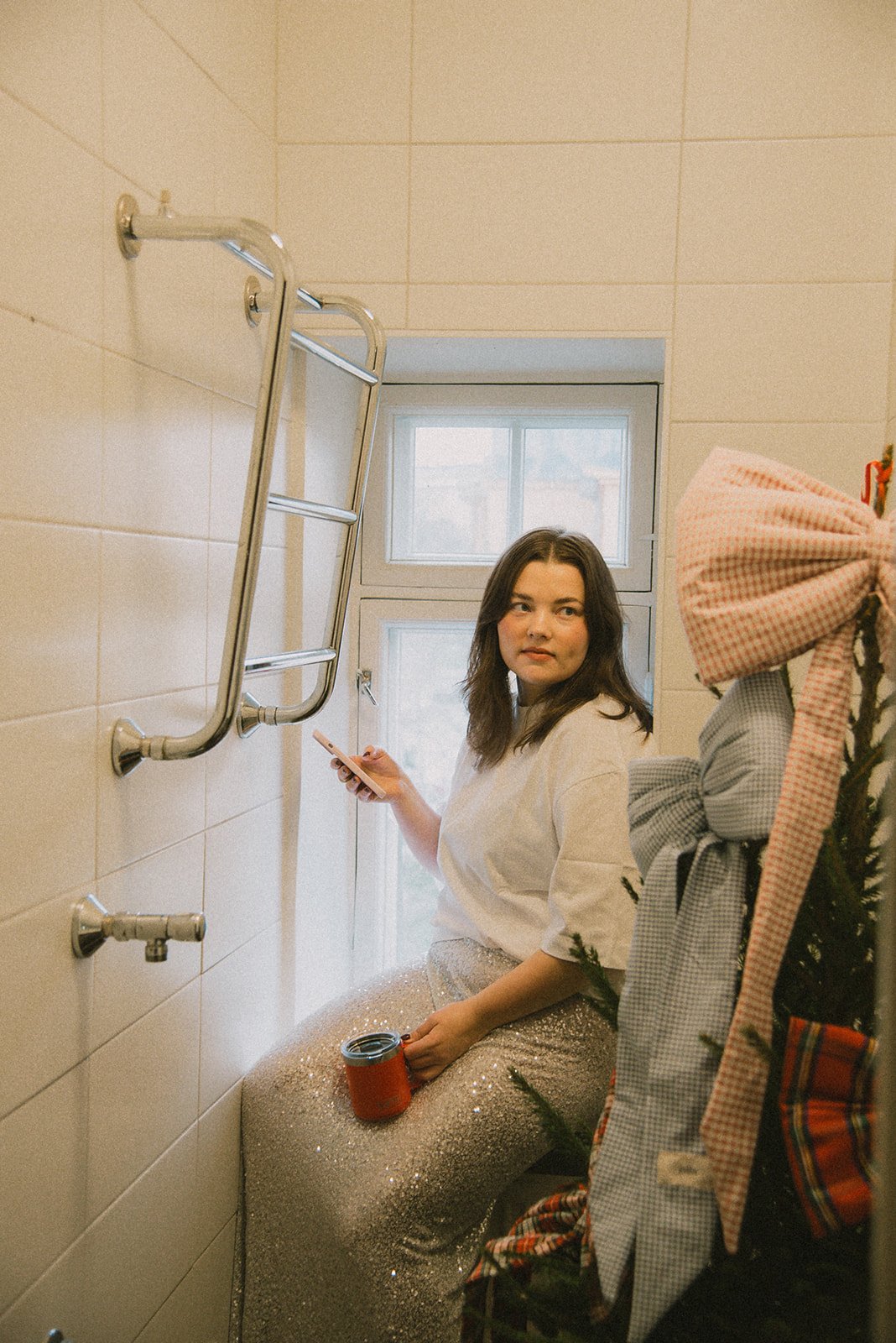 Kylpyhuoneessa kuvattu Edlan yrityskuva.