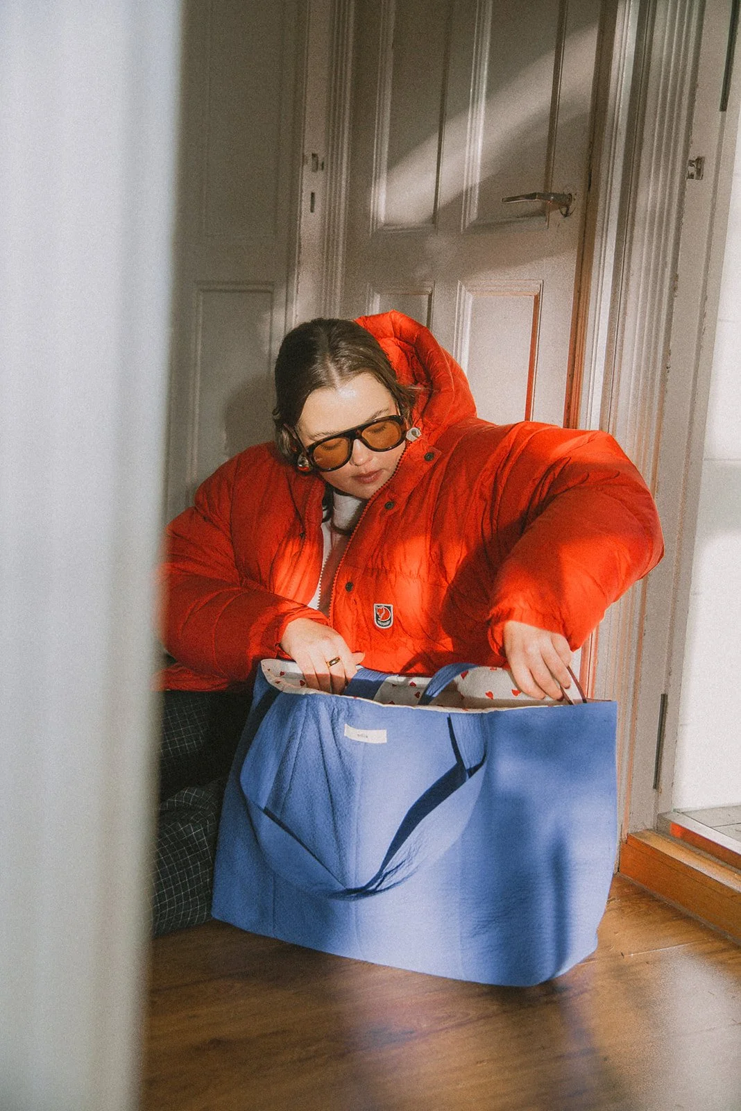 Tuotekuva Edlan isosta sinisestä laukusta, yrittäjä etsii laukun sisältä jotain.