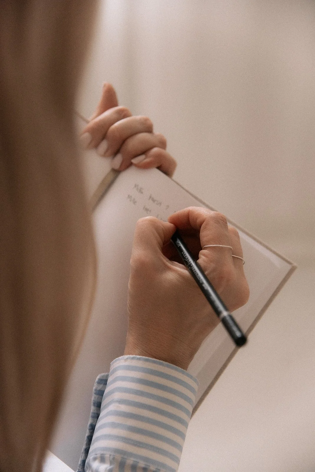 Heartiven brändikuvaus, yrittäjä kirjoittaa muistikirjaan.