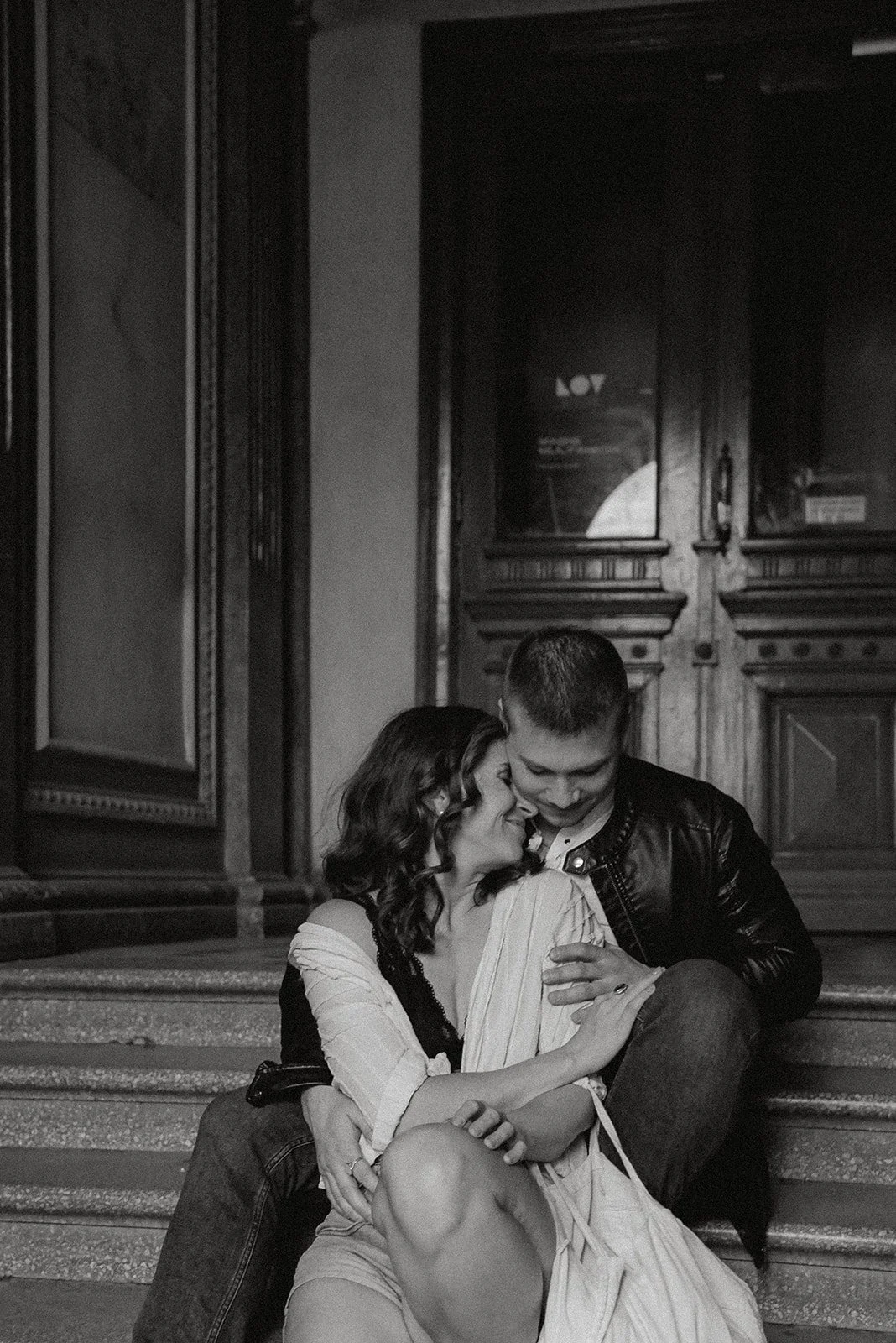 Mies ja nainen läheisissä tunnelmissa rappukäytävässä. Pariskuntakuvaus Helsinki.