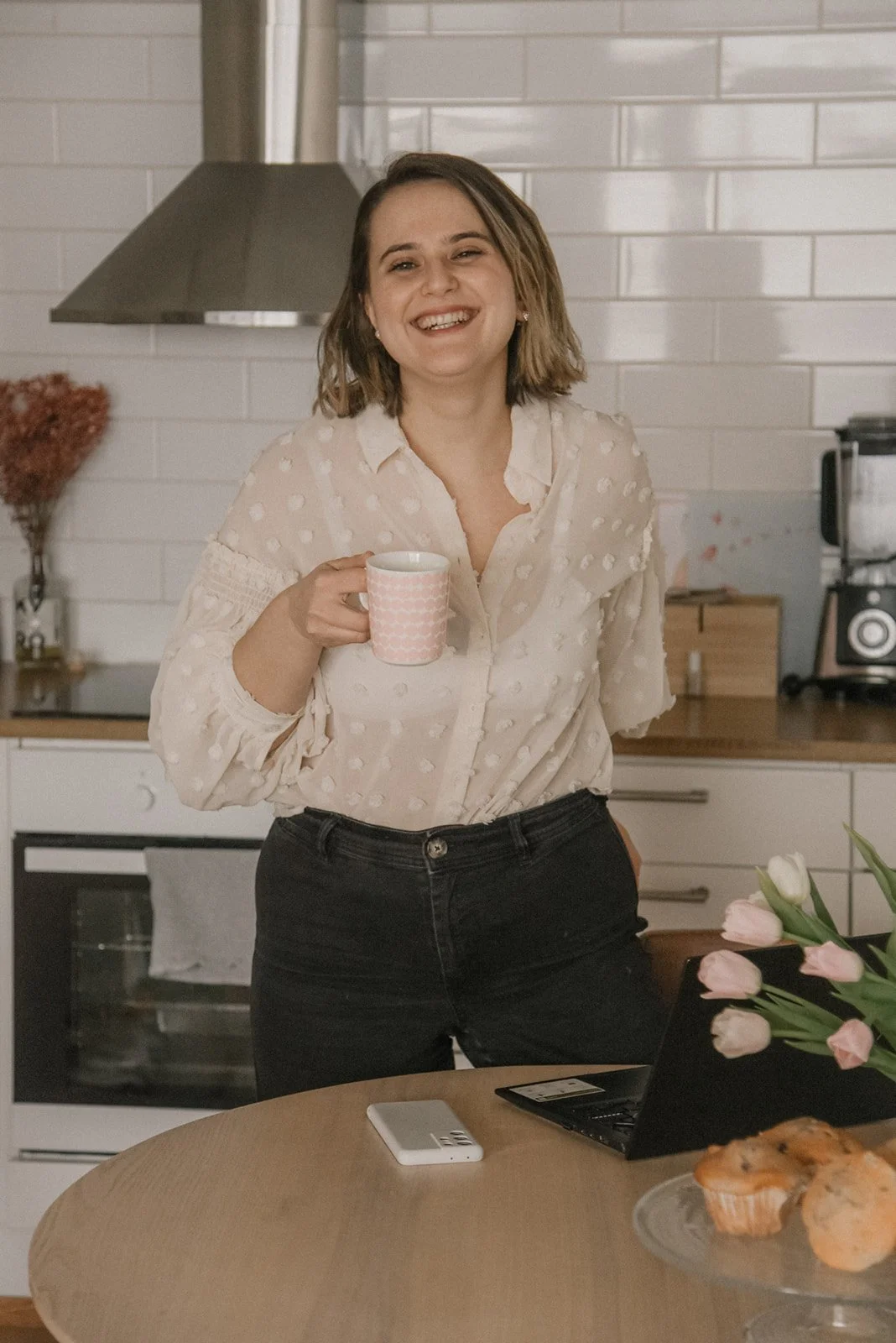 Iloinen perheenäiti kotona kuvattuna. Perhekuvaus Vantaa.