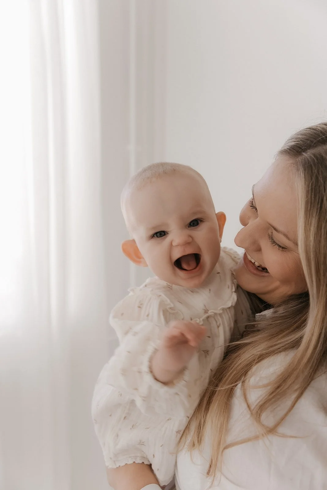Iloinen äiti ja lapsi lähikuvassa. Kuvattu valokuvaaja Heidi Väisäsen studiolla Saviossa.