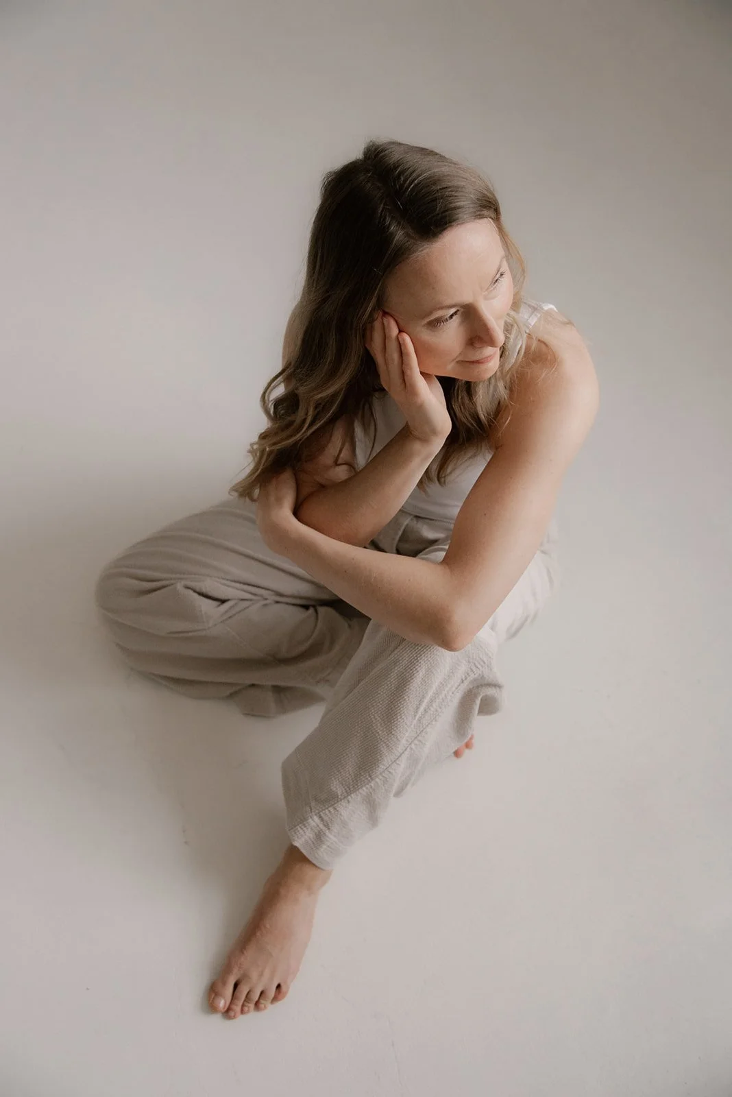 Vaumiin brändikuvaus. Yrittäjä istuu lattialla ja pohdiskelee.