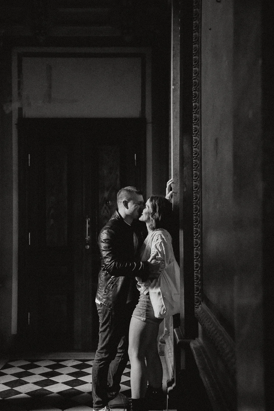 Mustavalkokuva, jossa rakastunut pari. Rakkauskuvaus Helsinki.