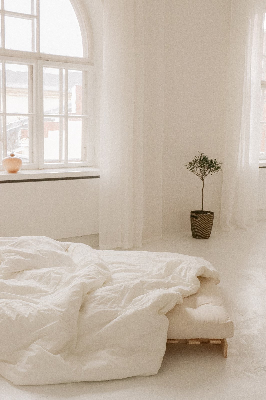 Heidi Väisäsen luonnonvaloa tulviva harmoninen kuvausstudio Savio, Kerava.