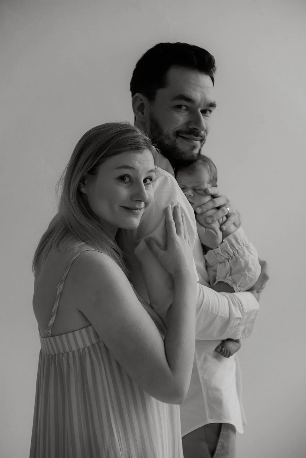 Pienen lapsen ensi hetket taltioituna. Vauvakuvaus valokuvaaja Heidi Väisäsen studiolla Keravan Saviossa.