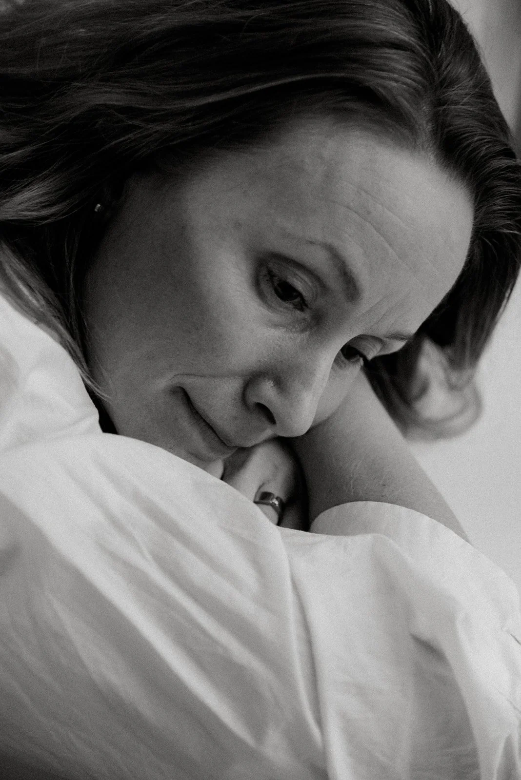 Naisyrittäjä mustavalkokuvassa. Kuvannut henkilökuvaaja Heidi Väisänen.