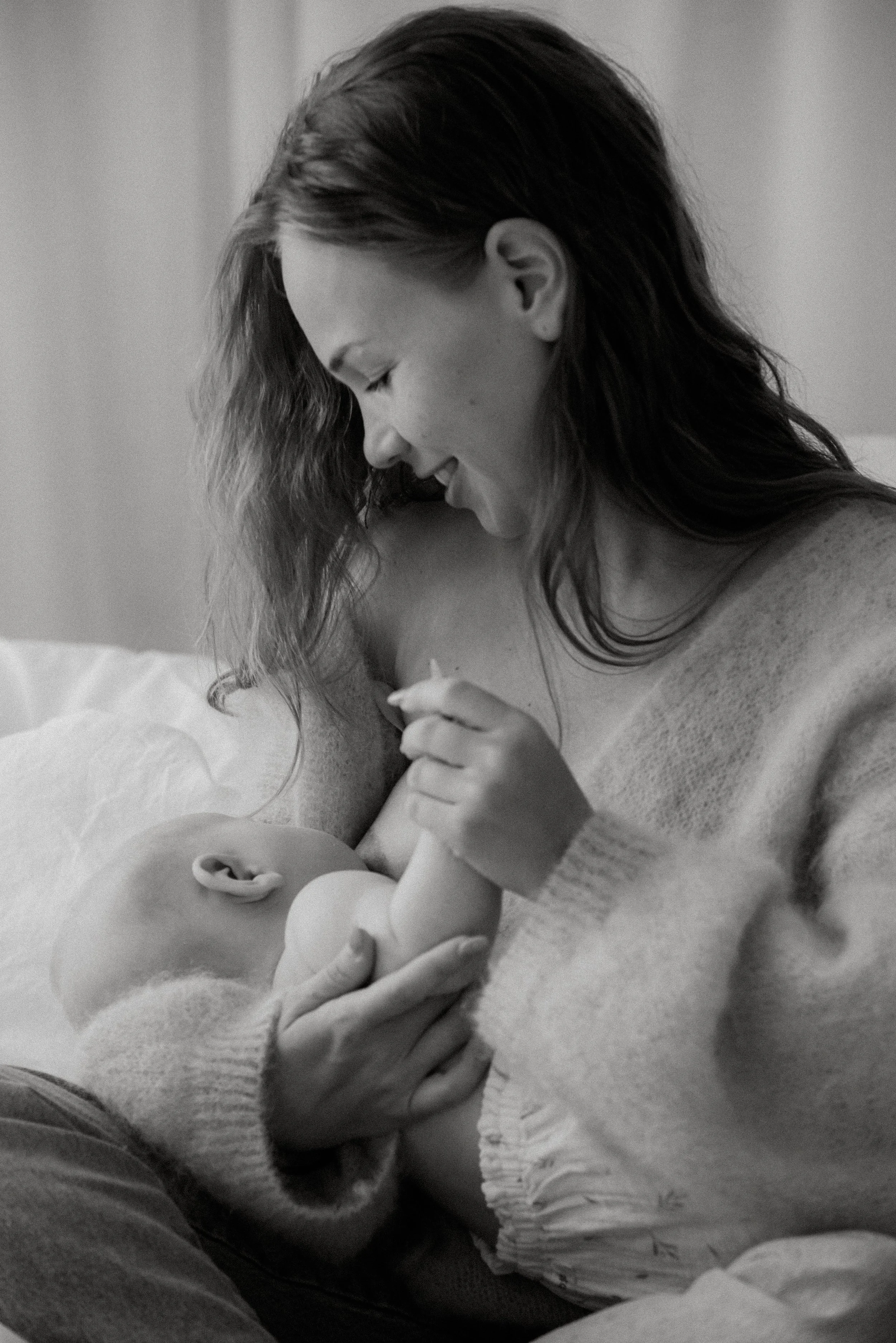 Kuva vauvaa imettävästä äidistä. Äiti-lapsikuvas studiolla.