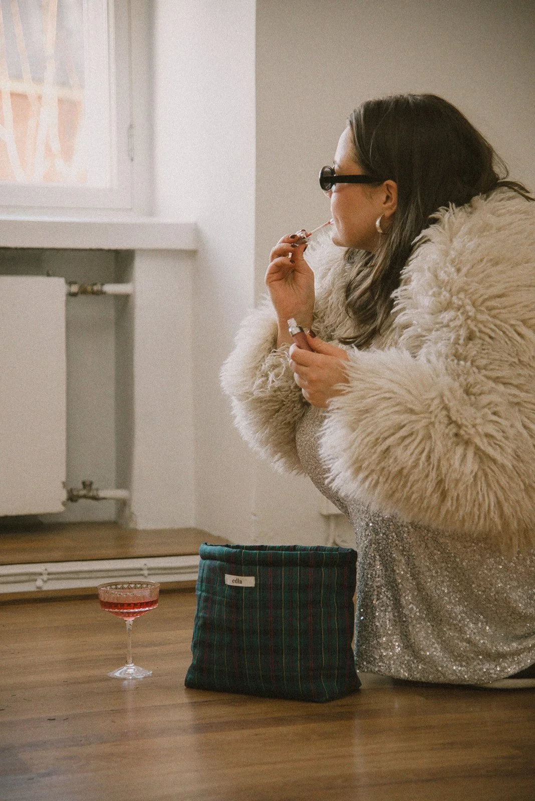 Edlan yrityskuvaus, tuotekuva brändin pussukasta, vieressä yrittäjä.