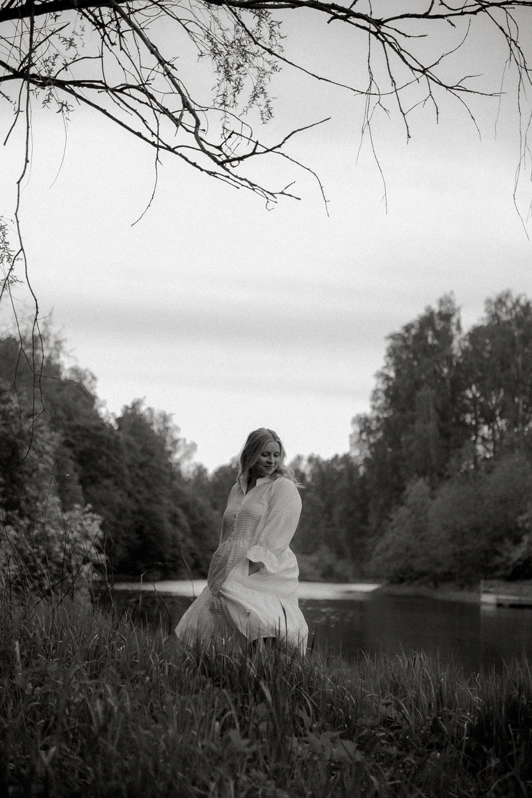 Yrityskuvaus luontomaisemassa. Kuvattavana naisyrittäjä Jutta Alanen.