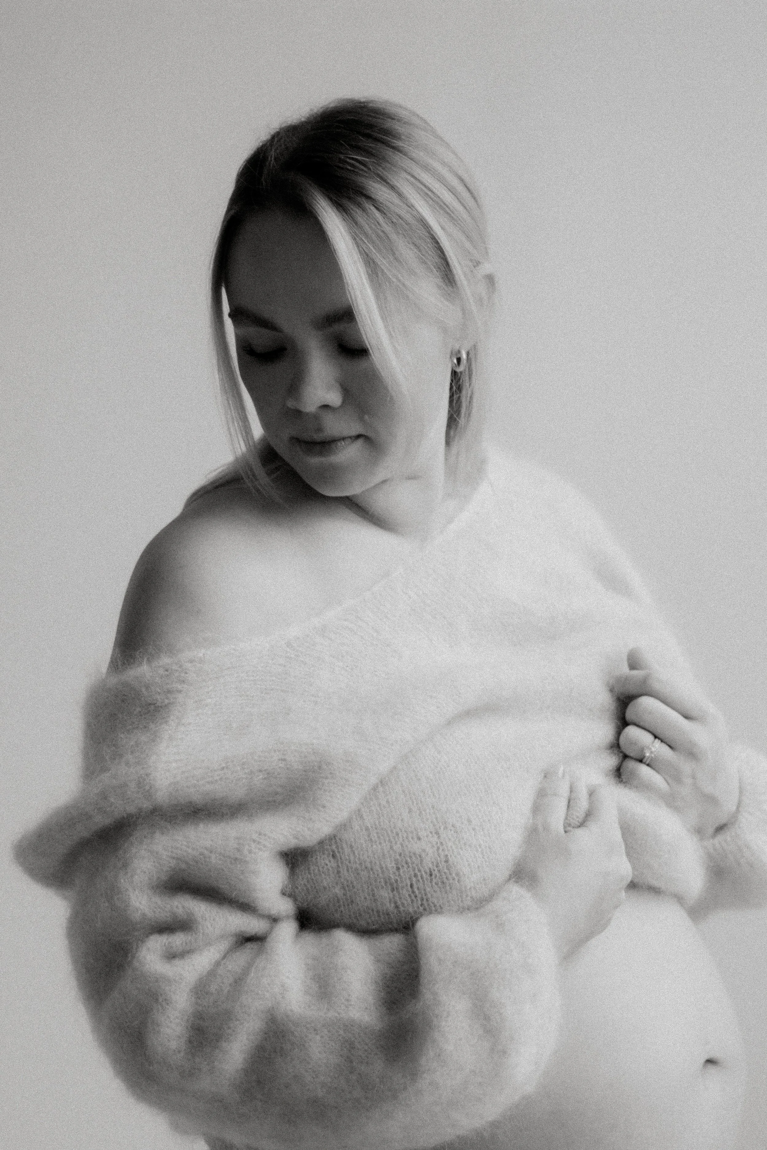 Studiokuvausta luonnonvalosssa. Odotusajankuvaus Heidi Väisäsen studiolla Keravan Saviossa.