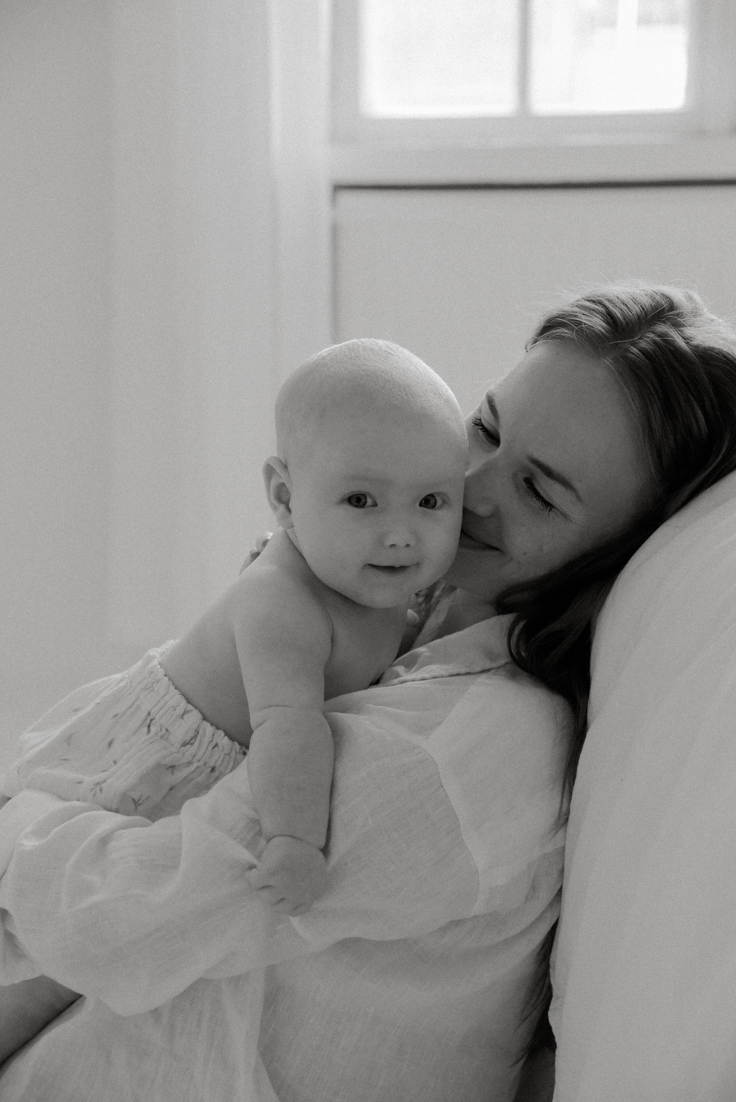 Vauva äidin sylissä. Äiti-lapsikuvaus Heidi Väisäsen studiossa Keravan Saviossa.