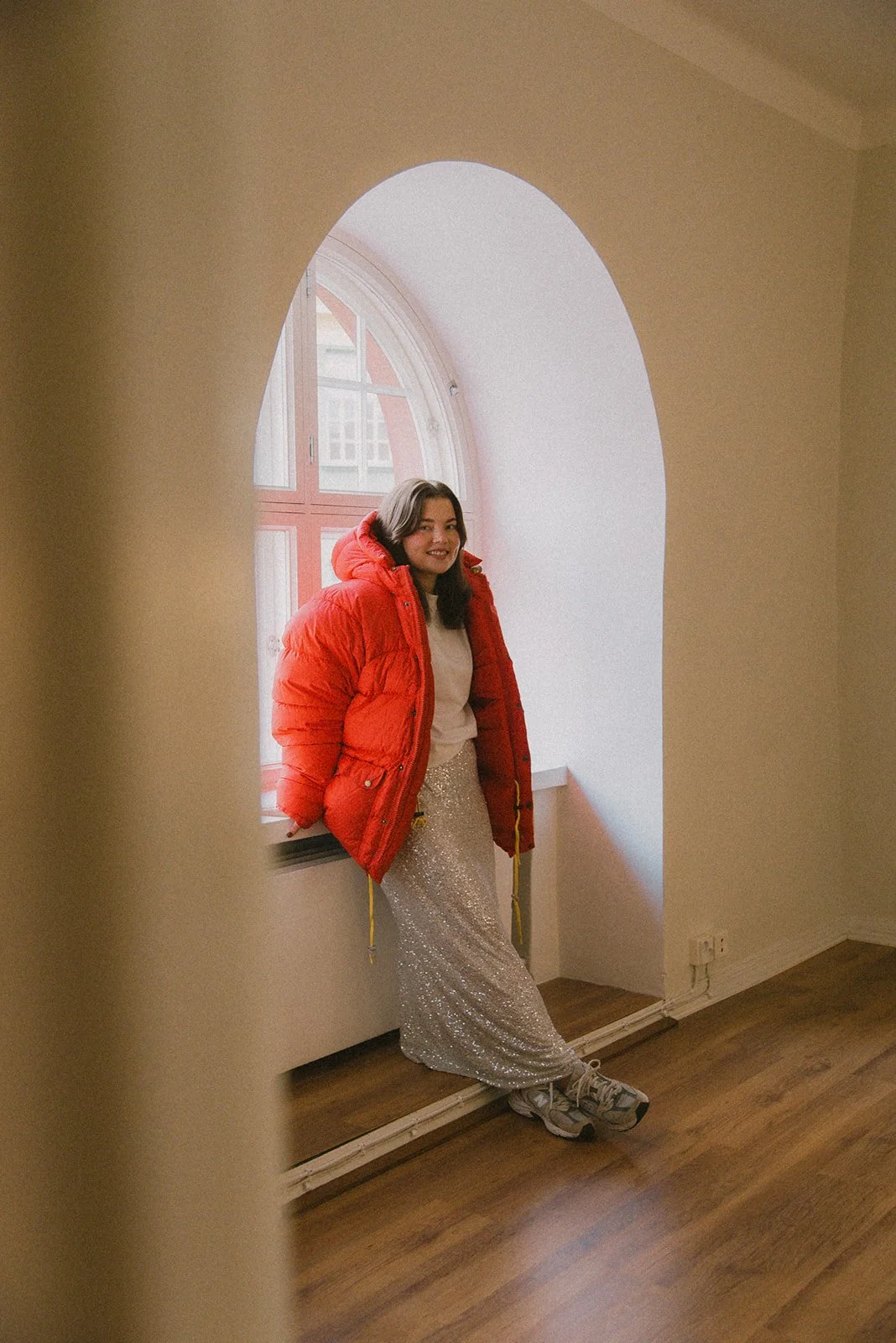 Yrittäjä ikkunan edessä. Kuvannut brändikuvaaja Heidi Väisänen.