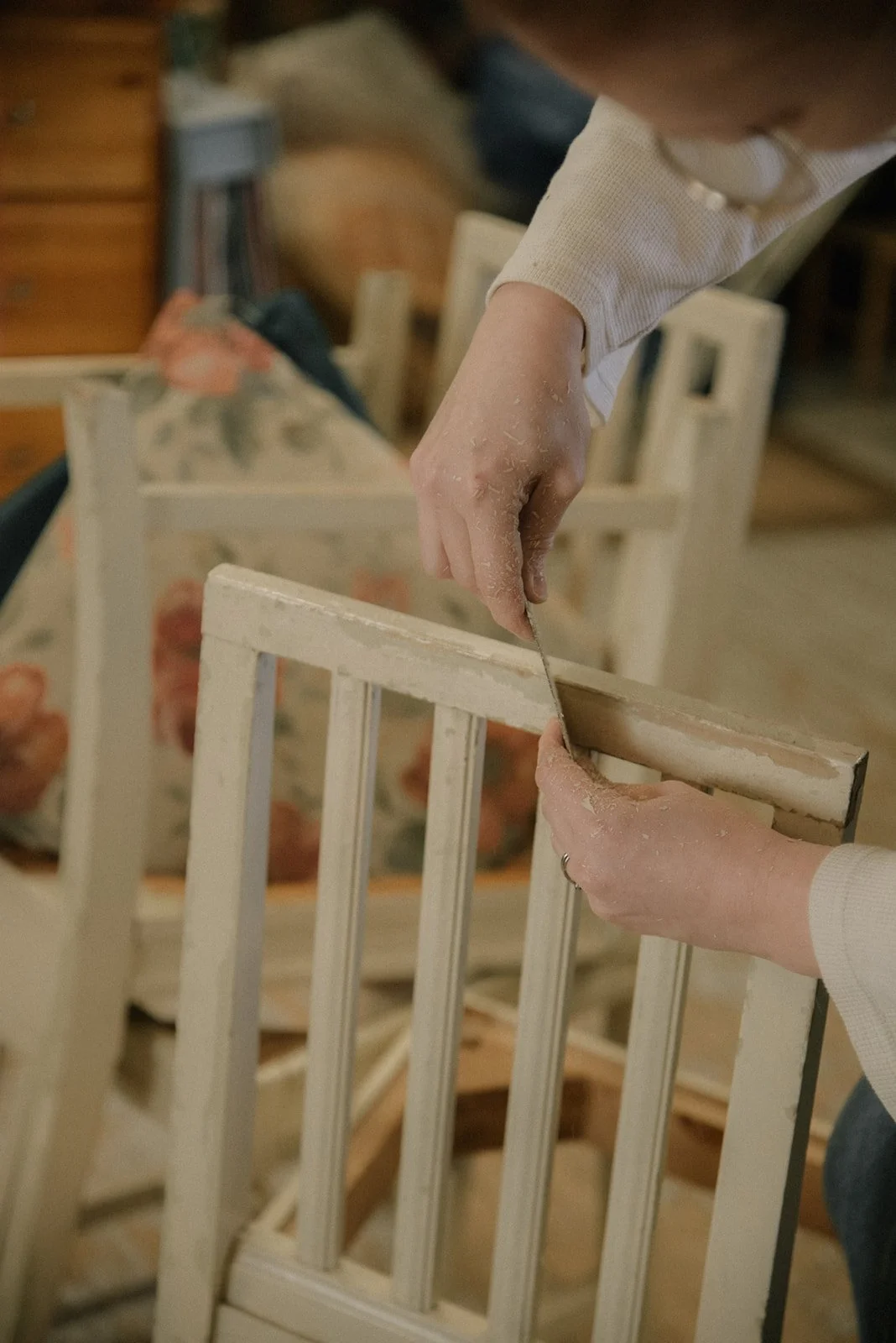 Verhoiluliike Eklundin yrityskuvaus, yrittäjä Ida Eklund työssään.