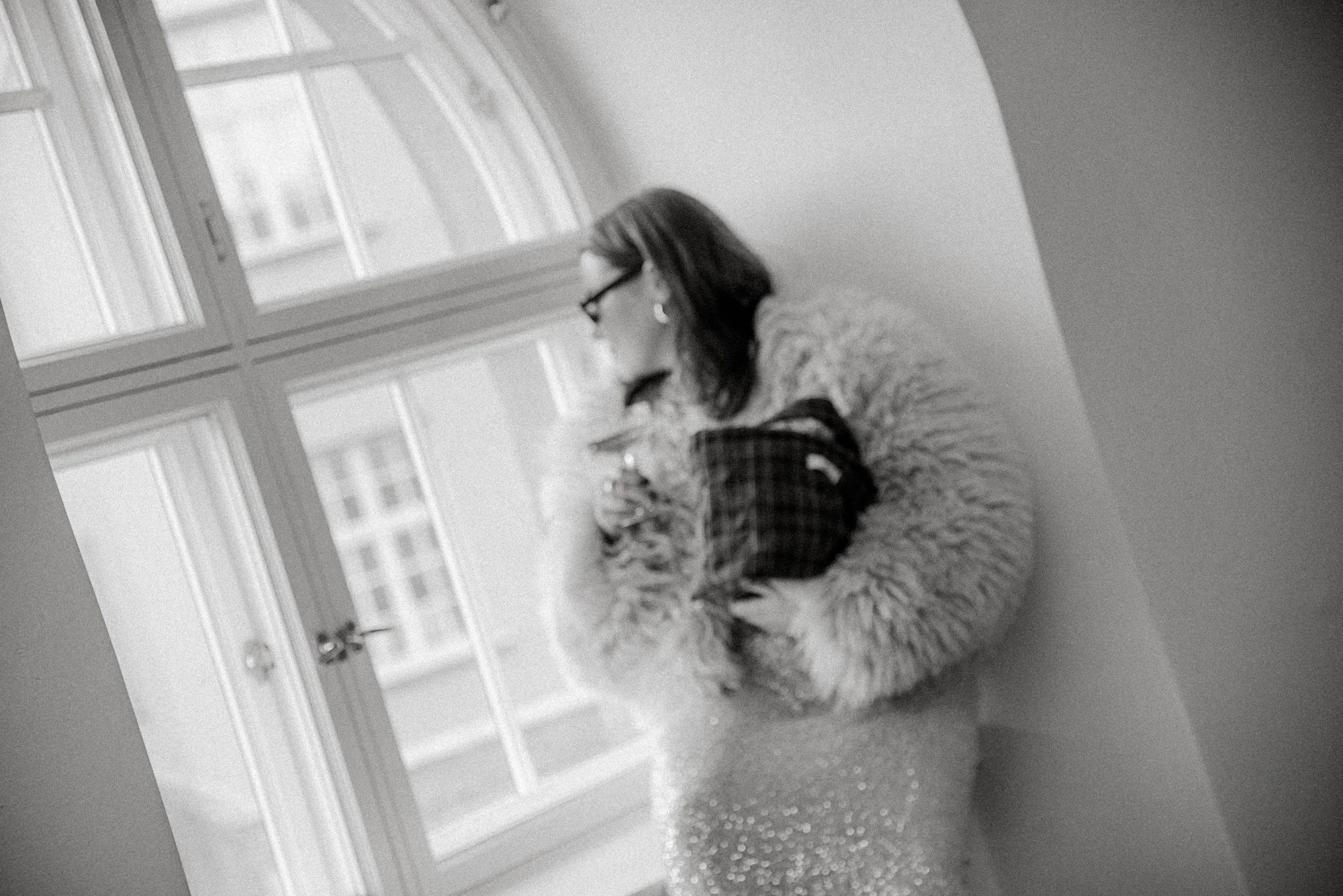 Brändikuvat kuvattuna valoisan ikkunan edessä.