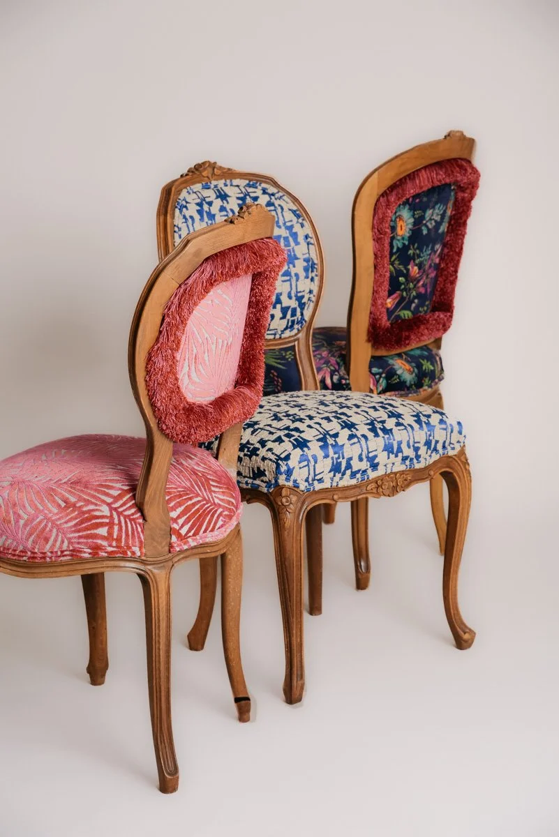 Kolme värikästä verhoiltua tuolia. Tuotekuva Verhoomo Vanhan Viehätykselle.