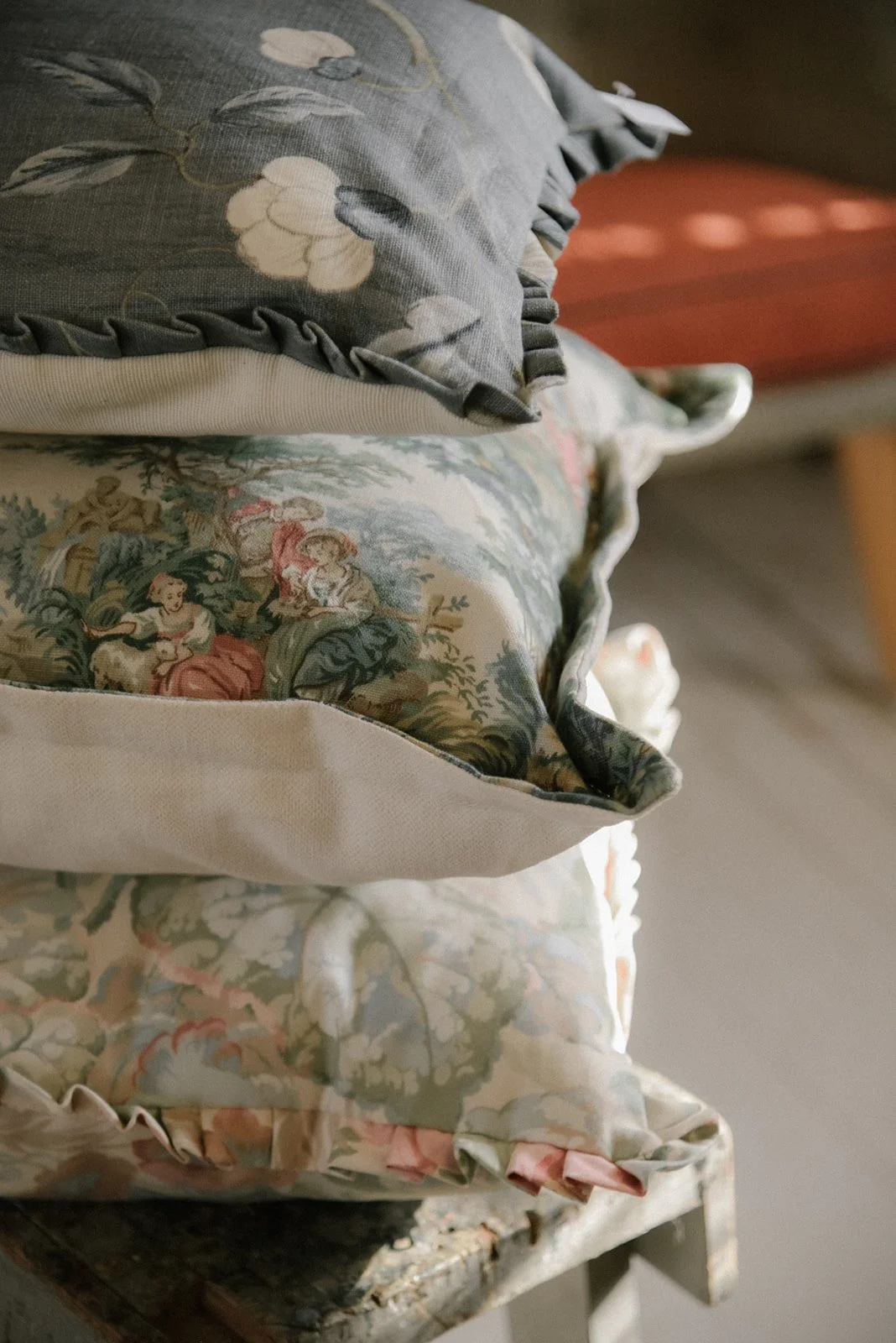 Iso kasa muhkeita tyynyjä.