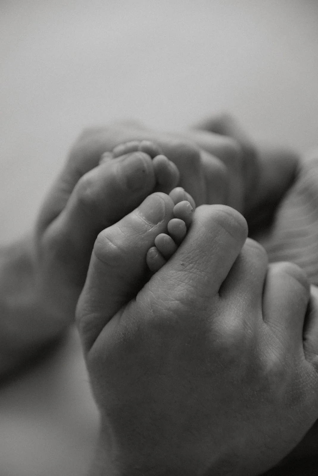 Vastasyntyneen vauvakuvassa pienet varpaat.