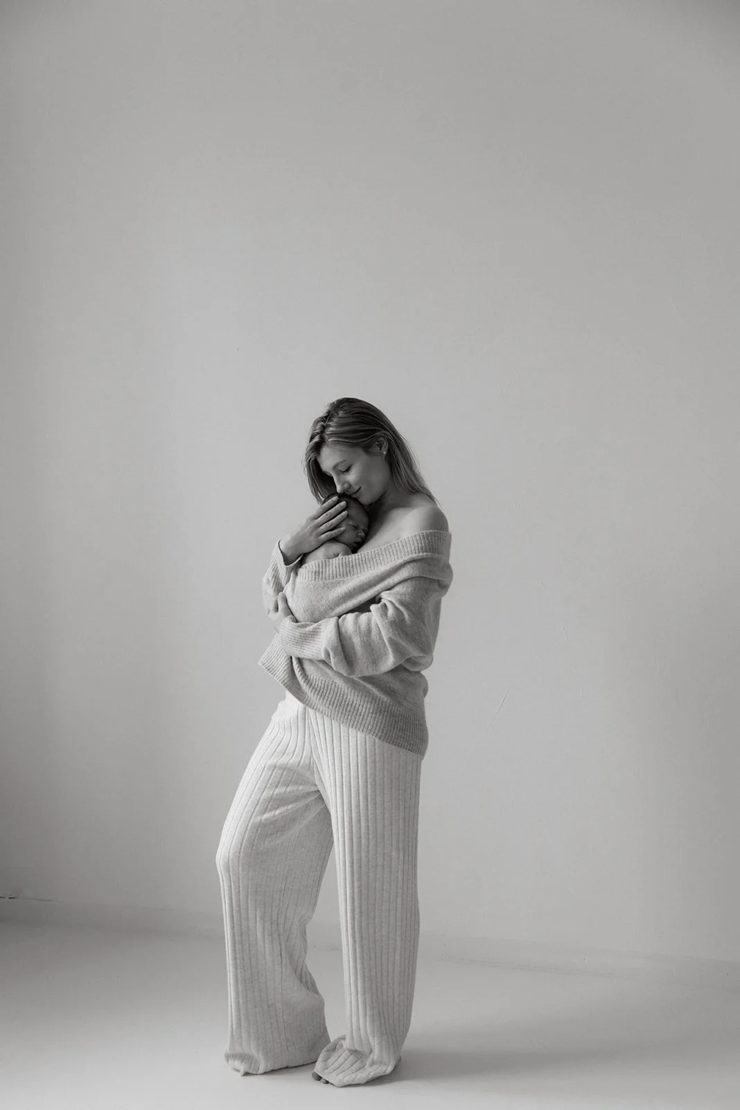 Vauva turvallisesti sylissä. Kuvan on ottanut vauvakuvaaja Heidi Väisänen.