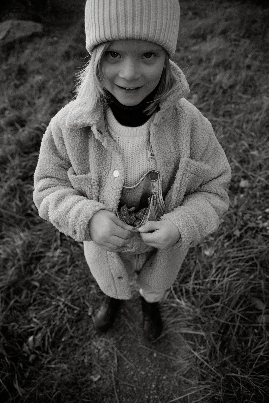 Mustavalkoinen kuva lapsesta, joka katsoo kameraan. Kuvannut Heidi Väisänen.