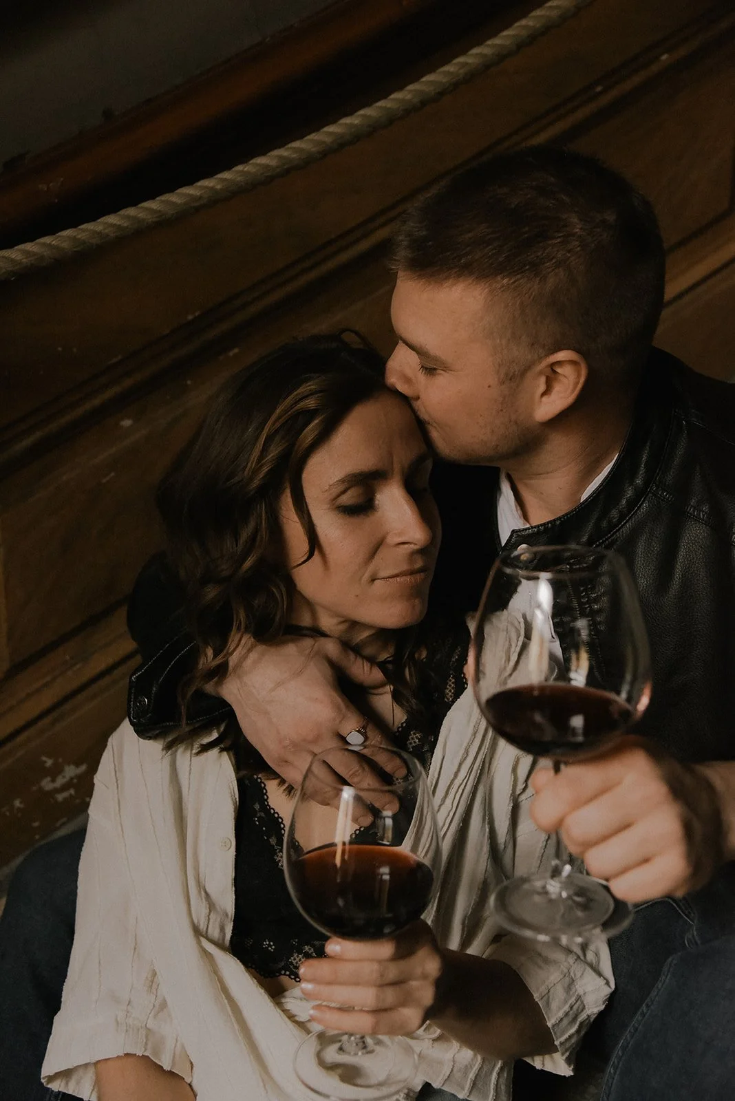 Pariskunta viinilasit käsissään. Pariskuntakuvaus pääkaupunkiseutu.