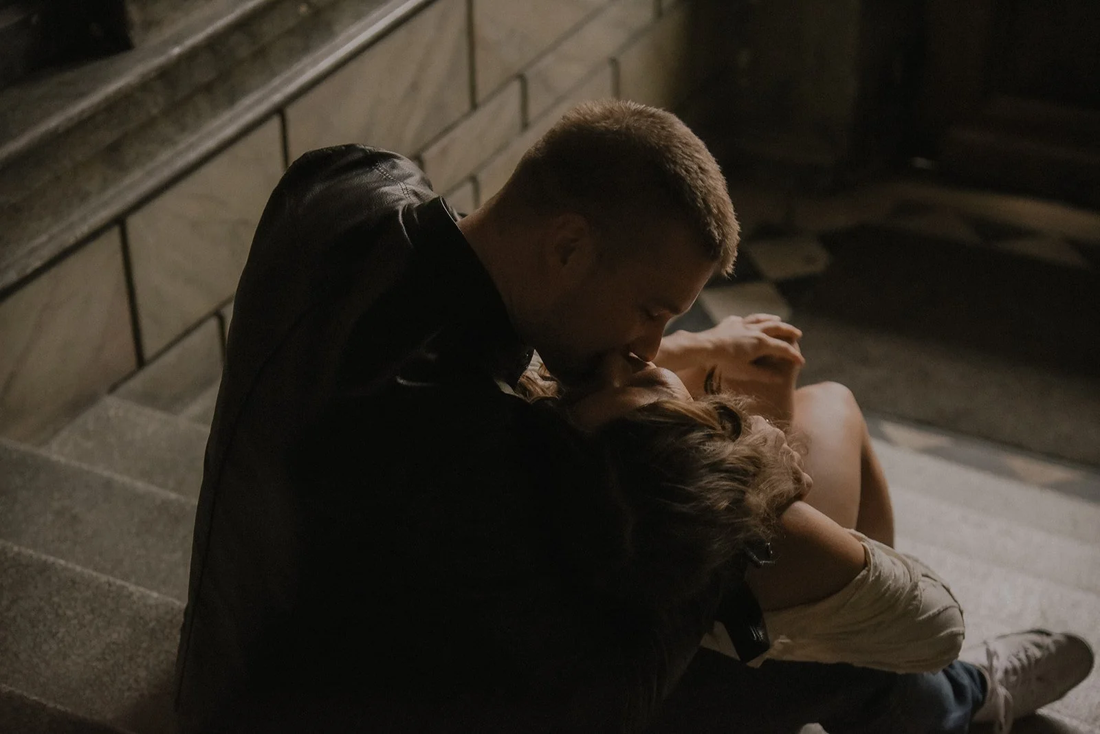 Suuteleva pariskunta portailla. Pariskuntakuvaus Espoo.