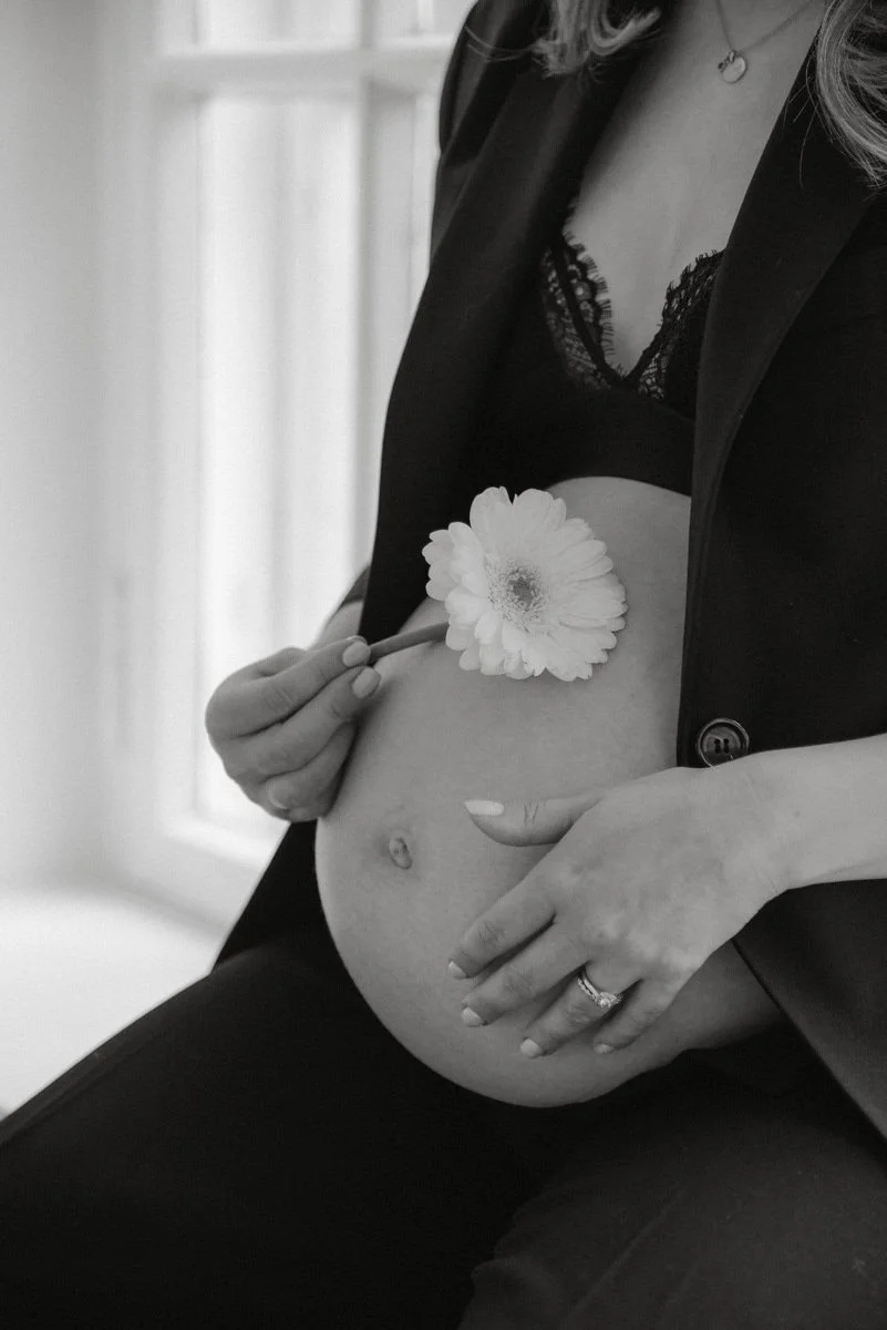 Heidi Väisänen kuvaa odotusajankuvia studiollaan Keravalla.