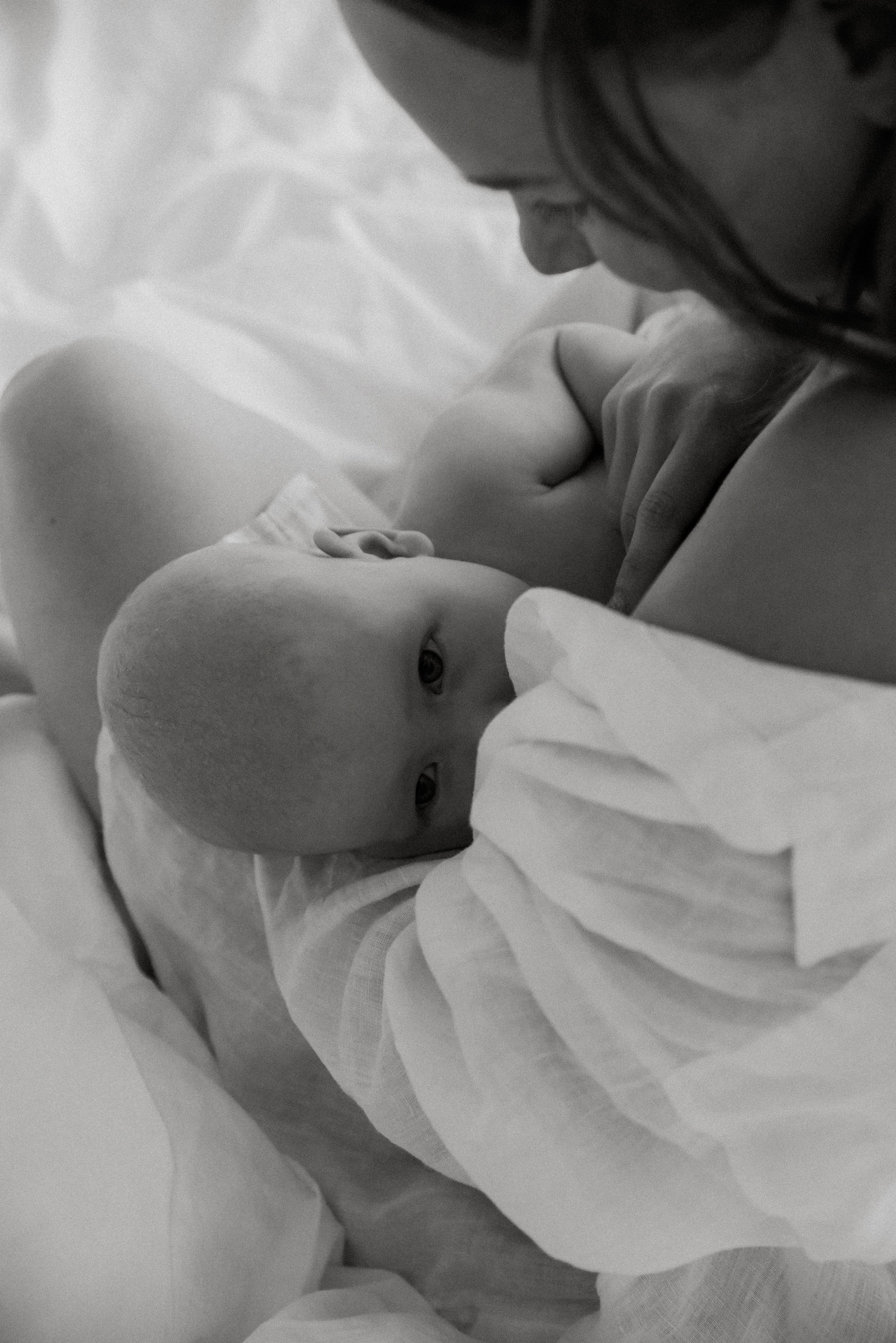 Äiti-lapsikuva, vauva äidin imetettävänä.