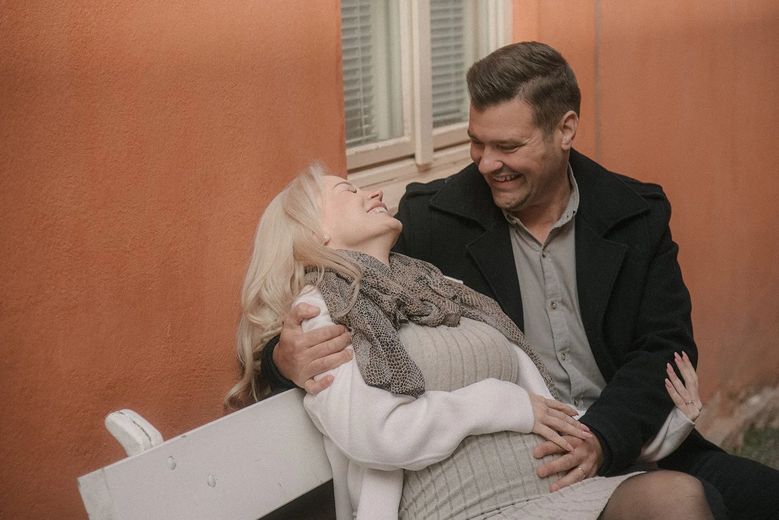 Pariskuntakuvaus kaupunkimiljöössä.