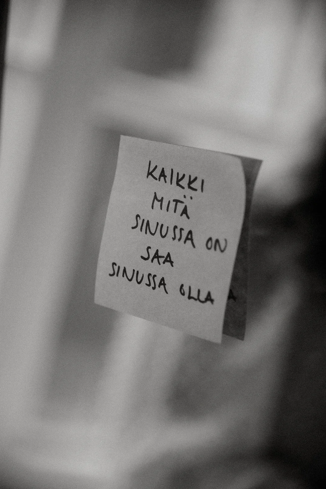 Peilin on kiinnitetty muistilappu jossa on viesti "kaikki mikä sinussa on, saa sinussa olla."