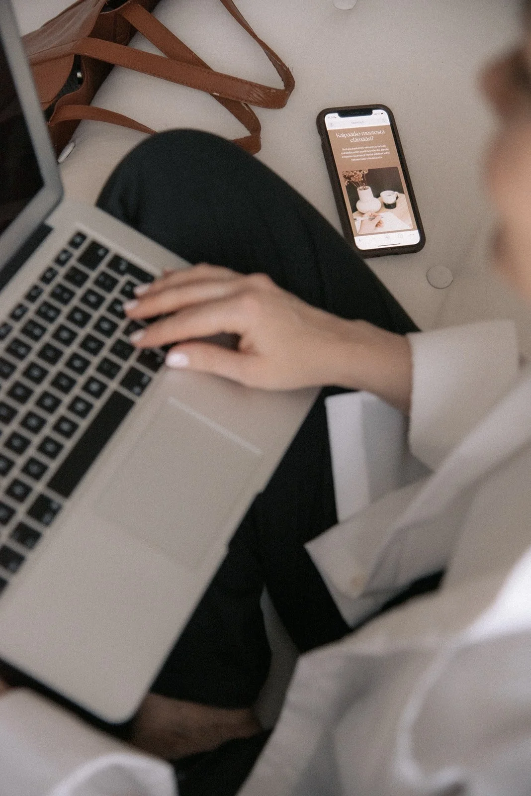 Heartiven yrityskuvaus, yrittäjä työssään tietokoneen äärellä.