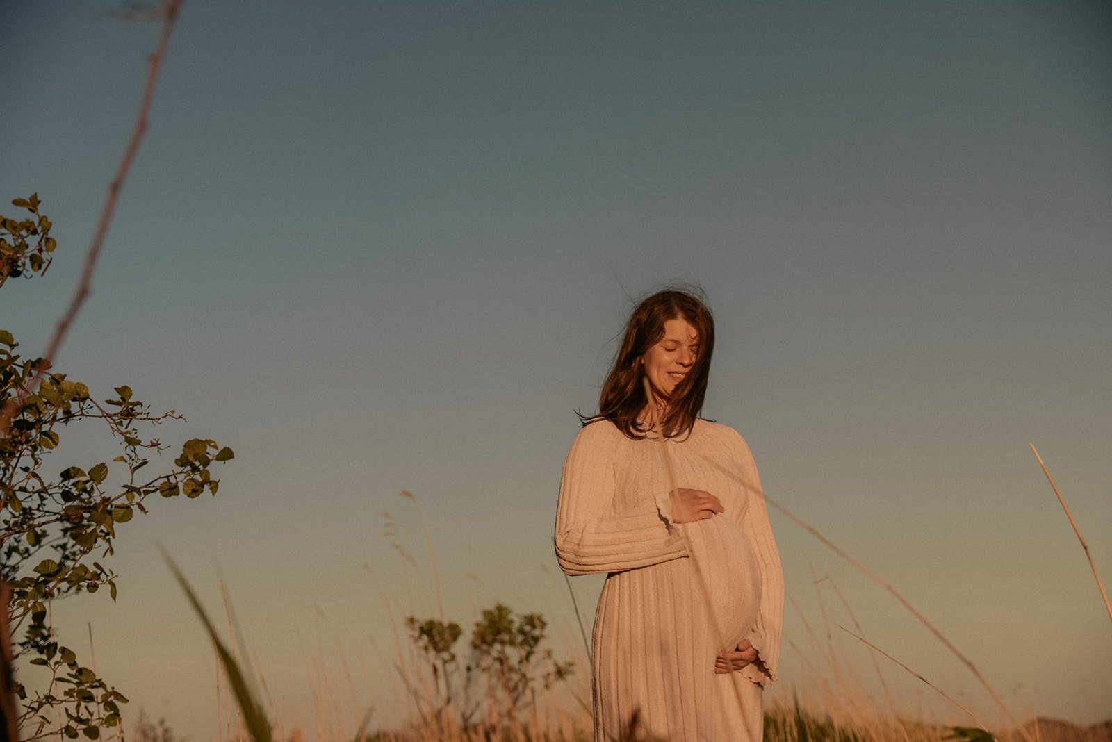 Hempeä odotuskuva ilta-auringossa.