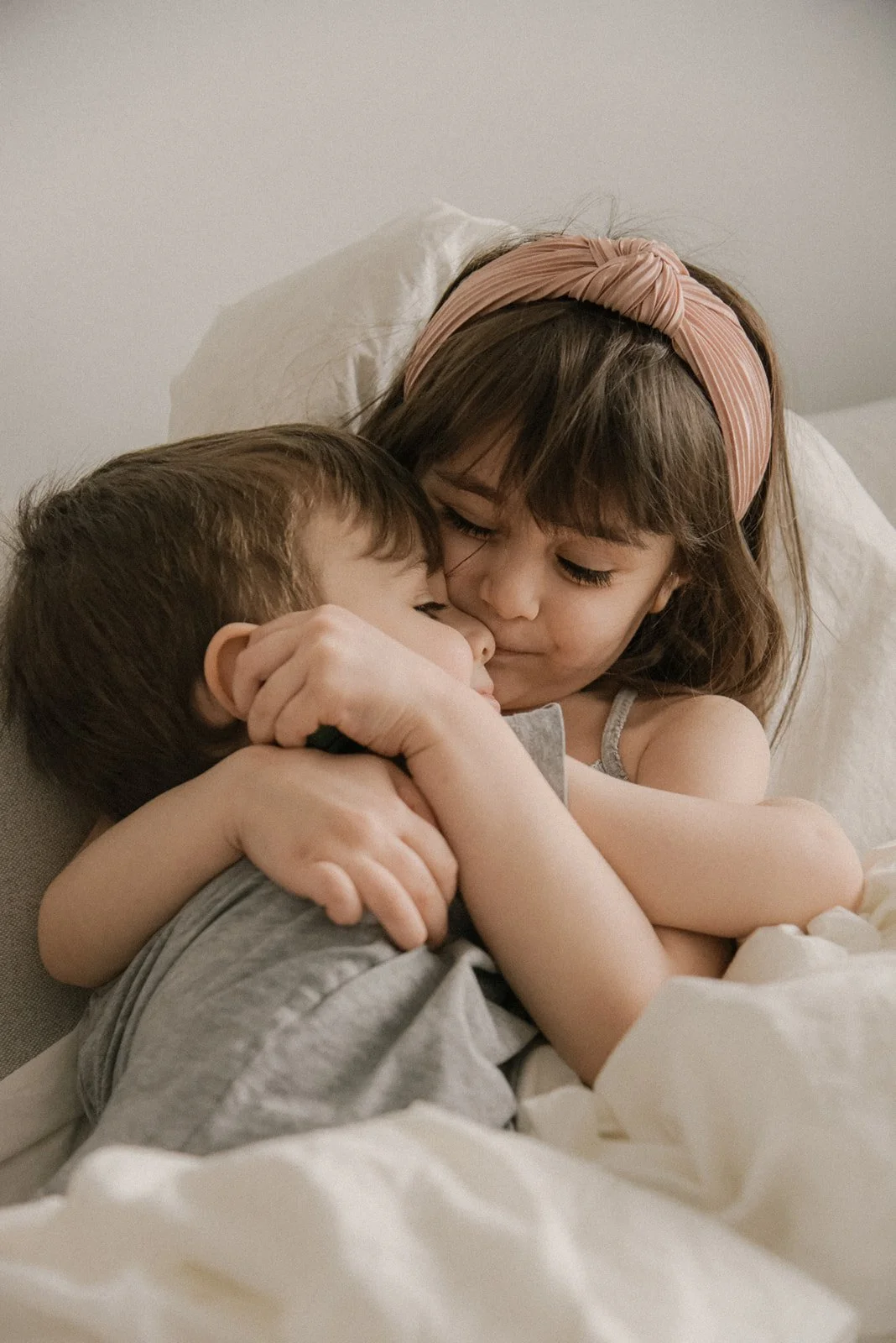 Lasten hellä syleily. Perhekuvaus kotona.