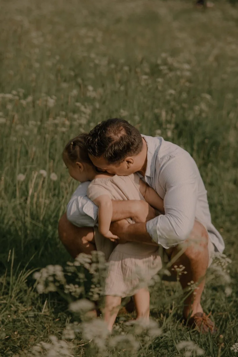 Perhevalokuvaus luontomiljöössä.