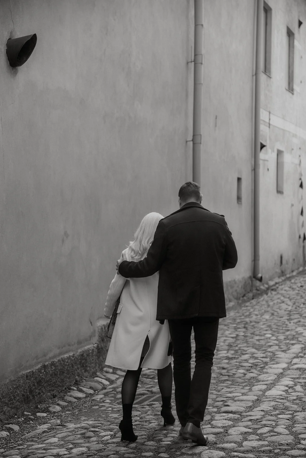 Pariskuntakuvaus kaupunkimiljöössä. Valokuvaaja Heidi Väisänen.