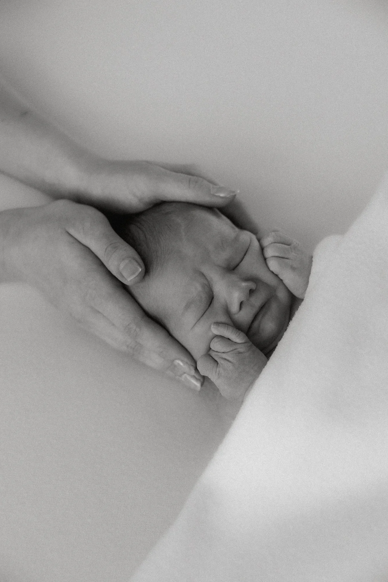 Pieni vastasyntynyt vauva, vastasyntyneen kuvaus.