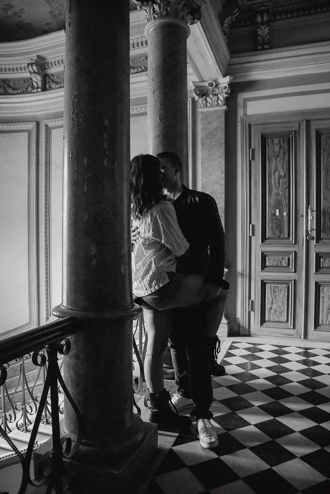 Mustavalkokuva pariskunnasta kauniissa rappukäytävässä. Pariskuntakuvaus Helsinki.