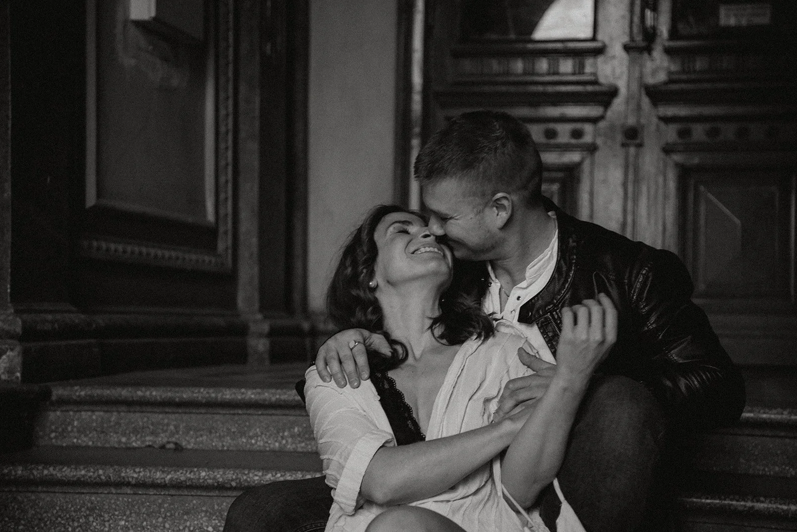 Mustavalkoisessa otoksessa nainen miehen syleilyssä. Pariskuntakuvaus Vantaa.