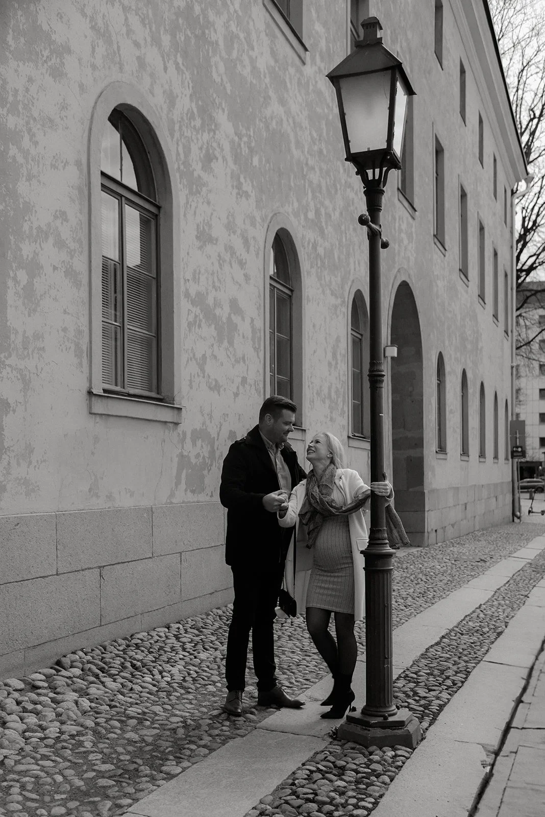 Iloinen pariskunta kadulla. Pariskuntakuvaus Helsinki.