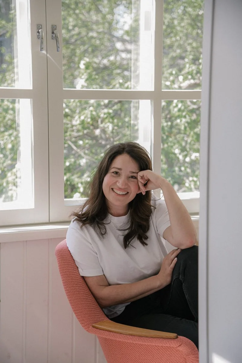 Henkilökuva Neam Societyn yrittäjästä. Kuvannut brändikuvaaja Heidi Väisänen.