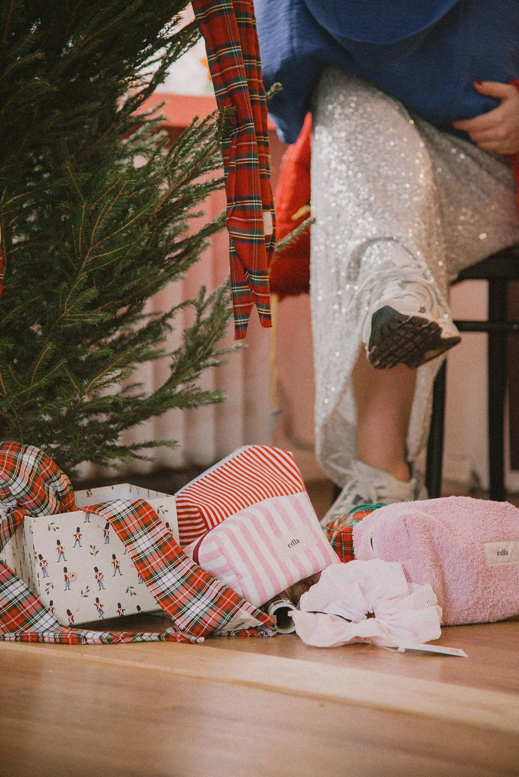 Tuotekuva Edlan pussukoista joulukuusen juurella.