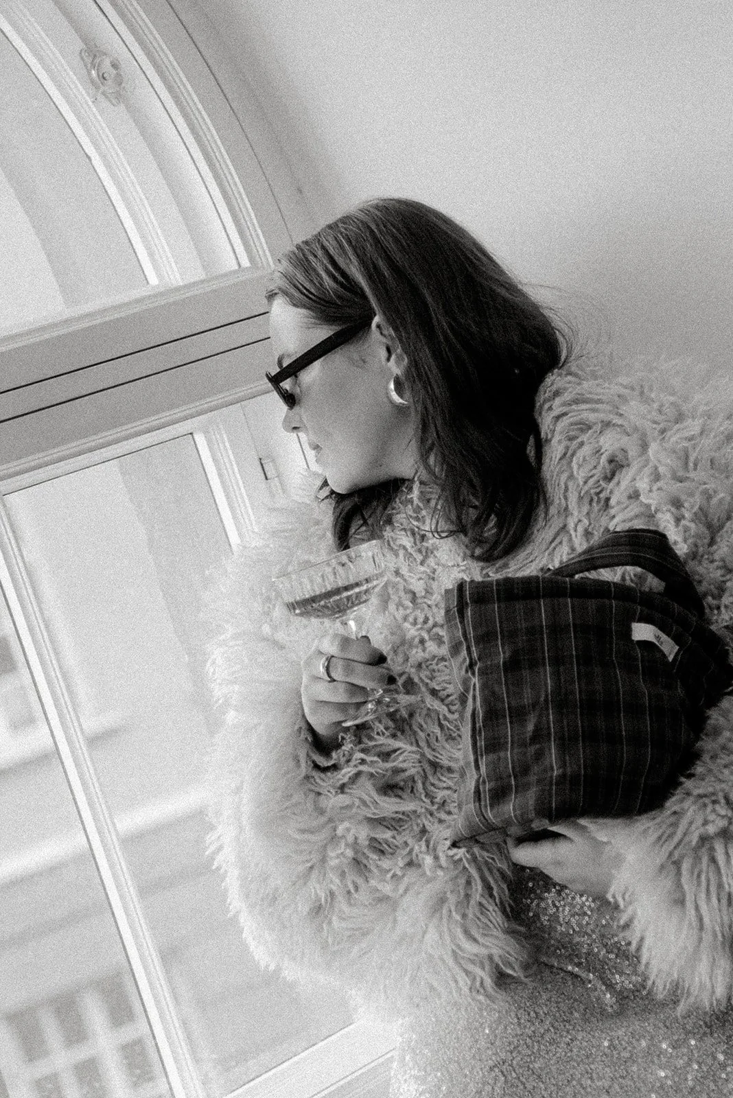 Mustavalkoinen kuva Edlan yrittäjästä brändin laukku kainalossa. Kuvannut brändikuvaaja Heidi Väisänen.