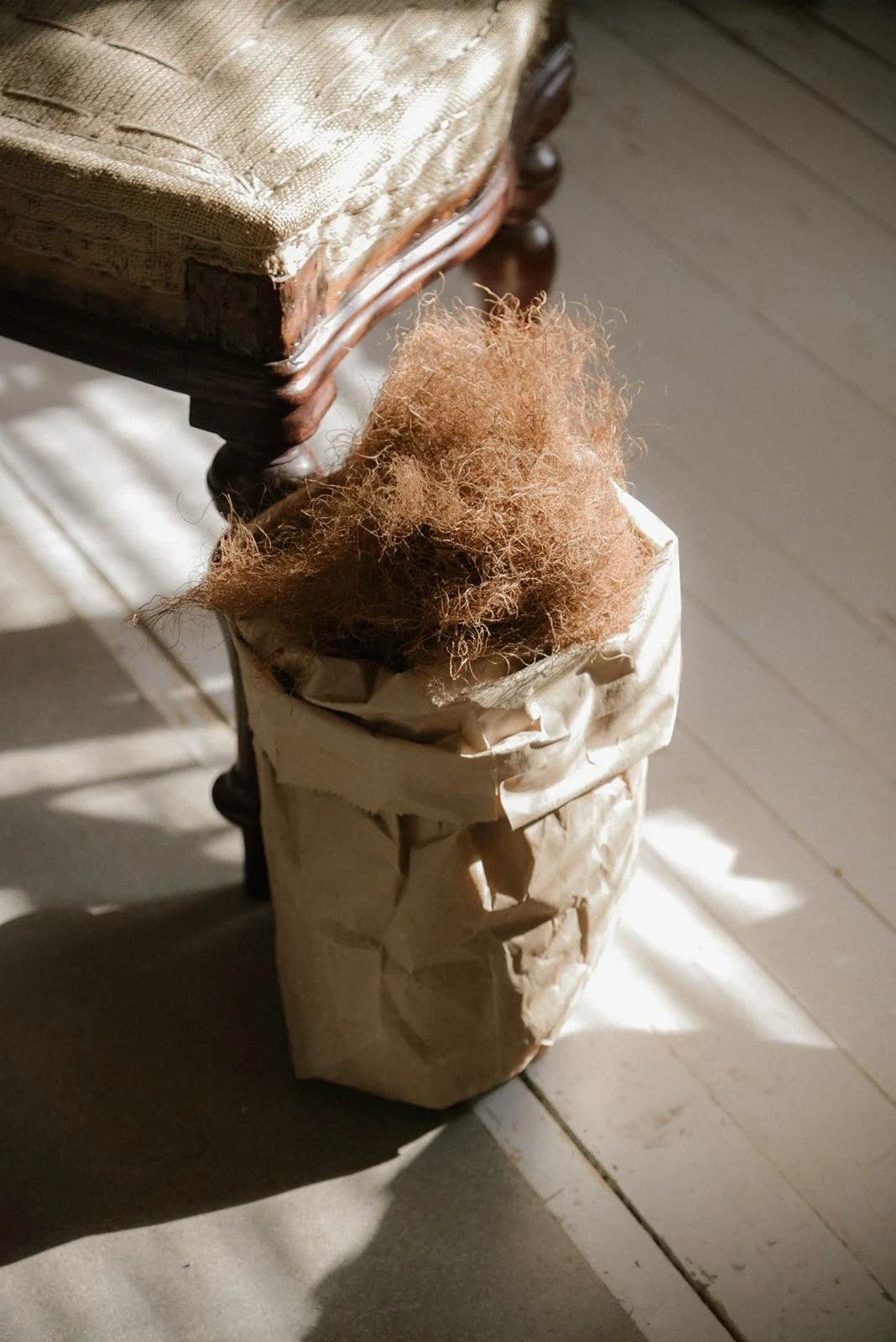 Verhoiluliike Eklundin brändikuvaus, verhoomon tarvikkeita harmonisessa luonnonvalossa.