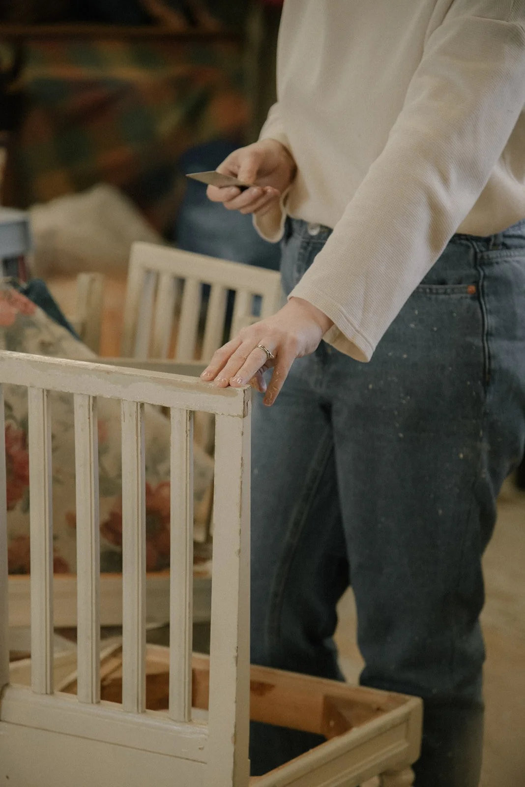 Verhoiluliike Eklundin yrittäjä työssään. Kuvannut brändikuvaaja Heidi Väisänen.