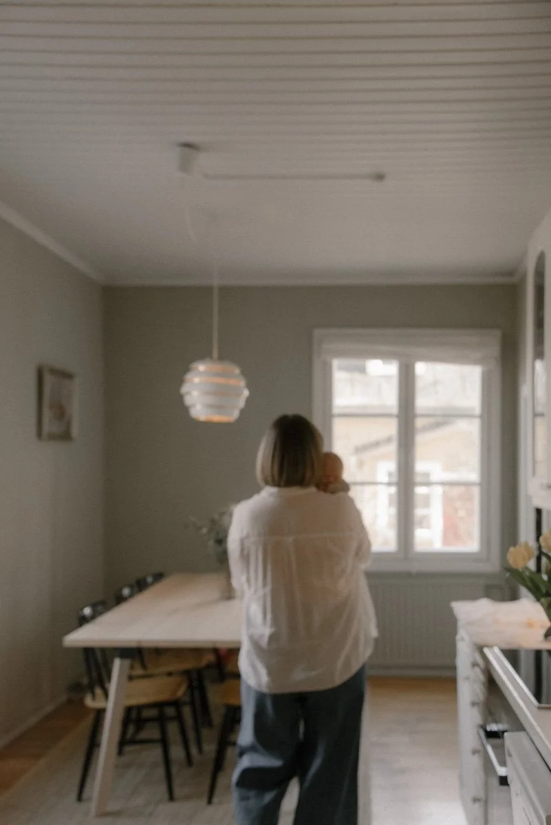 Vastasyntyneen kuvaus kotona, vastasyntynyt vauva äidin sylissä.