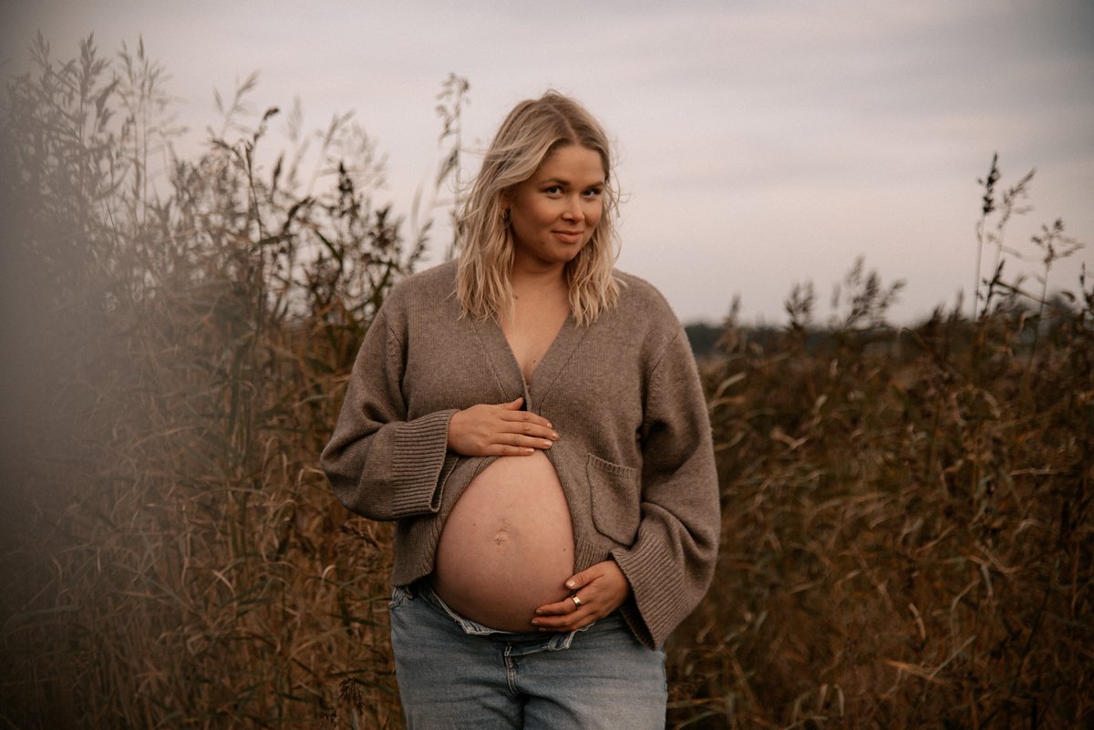 Odottava äiti kuvattavana luonnossa. Odotusajan kuvaus Helsinki.