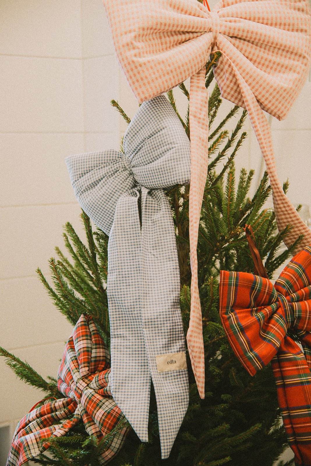 Edlan rusetit joulukuusessa.