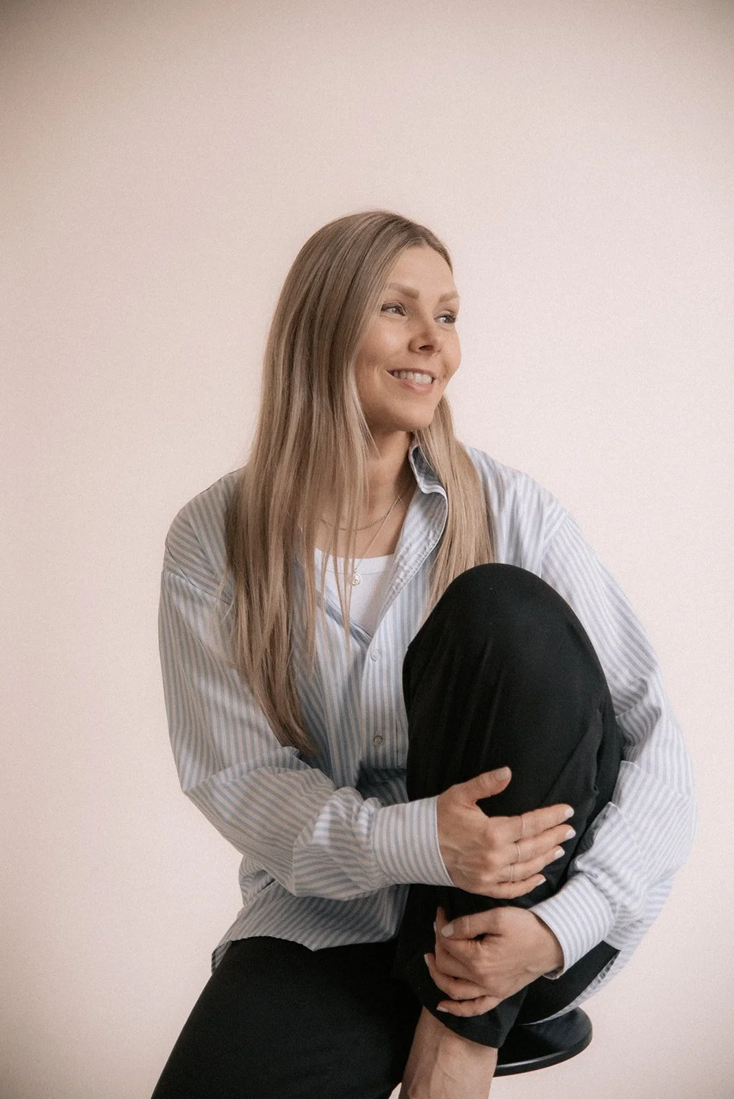 Yrittäjä kuvattavana Heidi Väisäsen valokuvausstudiolla Keravalla.