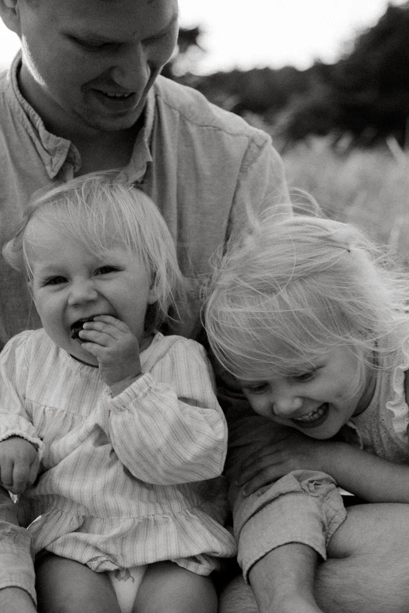 Perhekuvaus Vantaa, lapset isän sylissä.